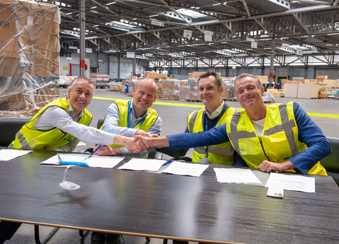 Menzies-and-KLM-renew-long-running-partnership-at-AMS.jpg-Photo-Menzies.jpg