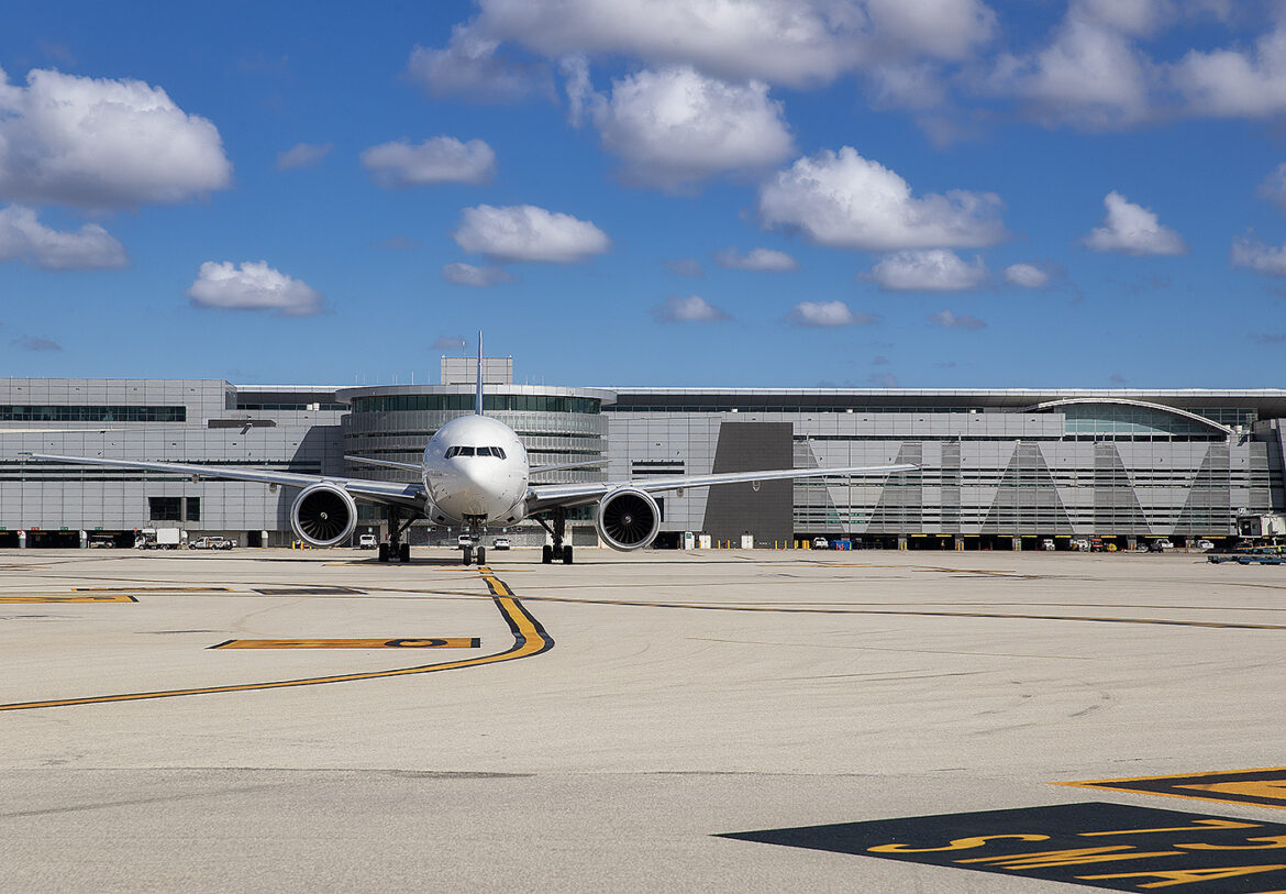 LATAM_777-300_MIA_1022-1_JP_smallUPLOADED.jpg