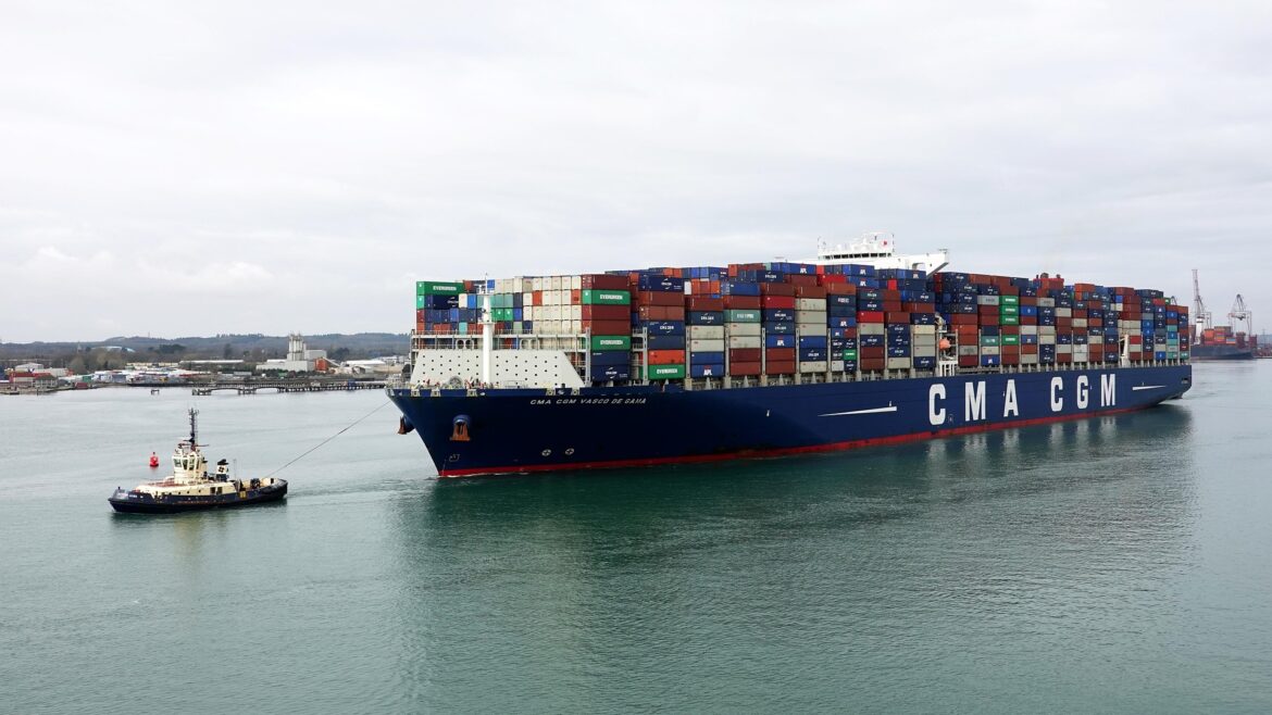container-ship-4103368_1920.jpg