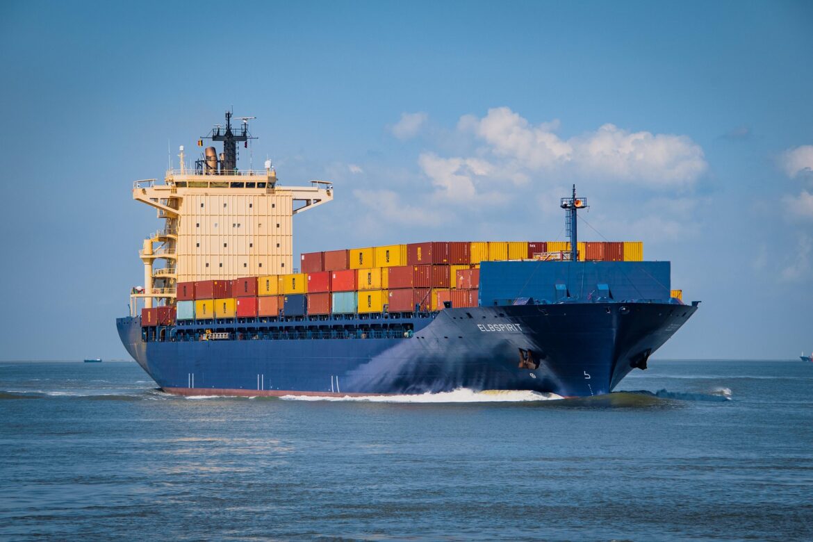 container-ship-6631117_1920.jpg