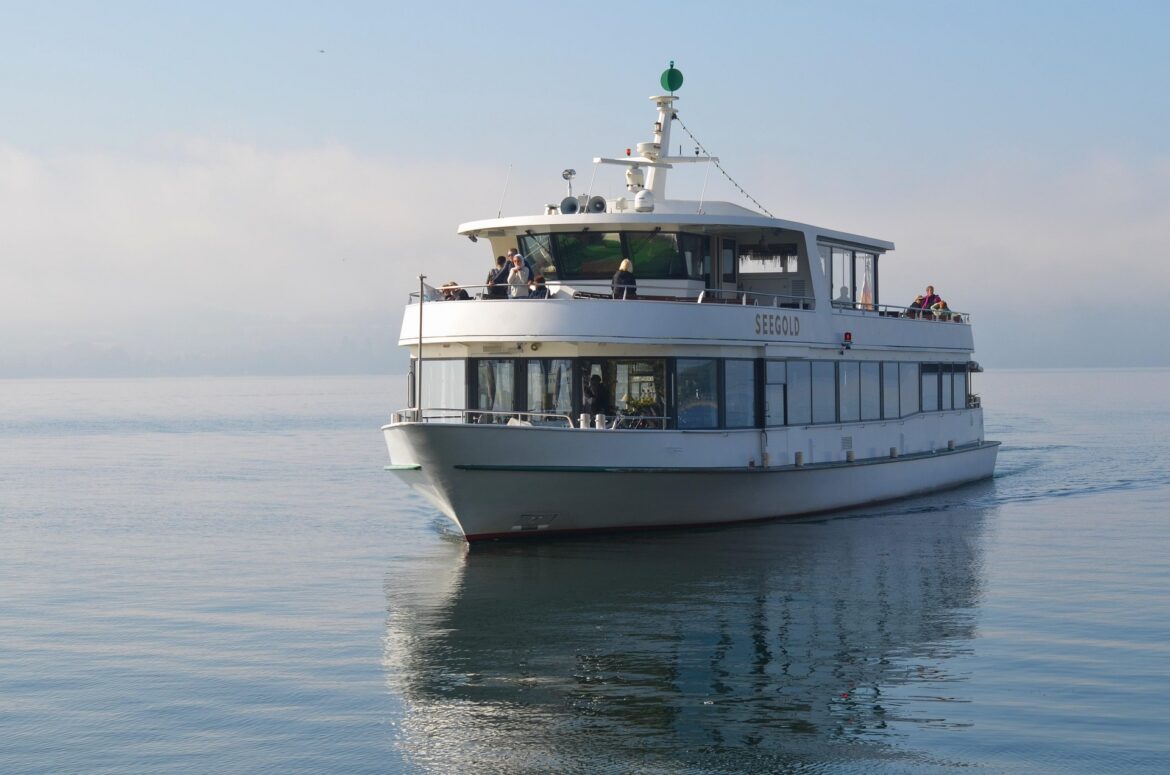 passenger-ship-8555025_1920.jpg